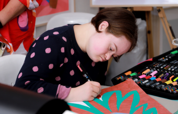 Bridget creating a masterpiece live at her stall at SSI's New Beginnings Festival in 2022